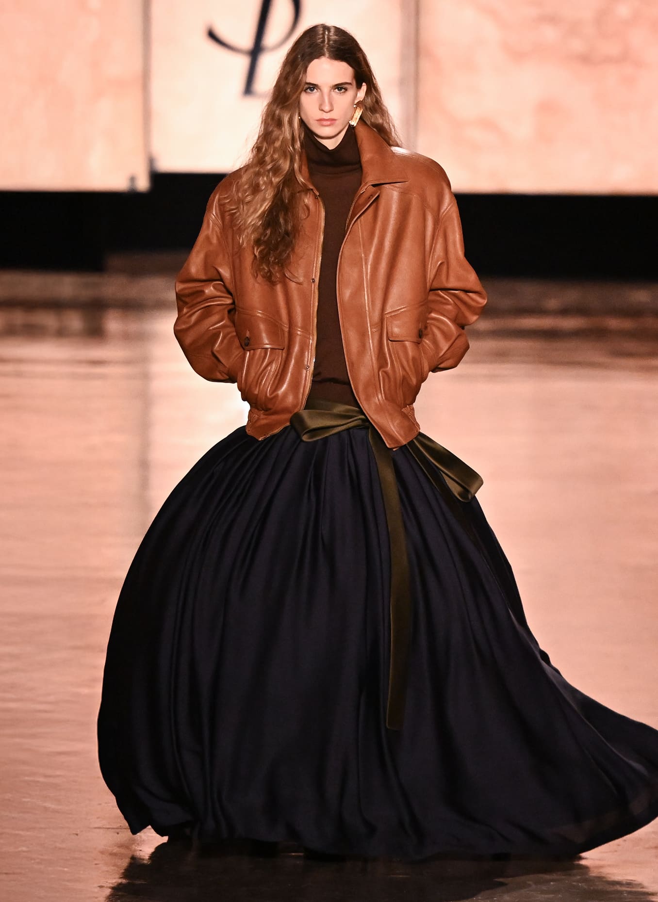 锋利剪裁，飒然随性